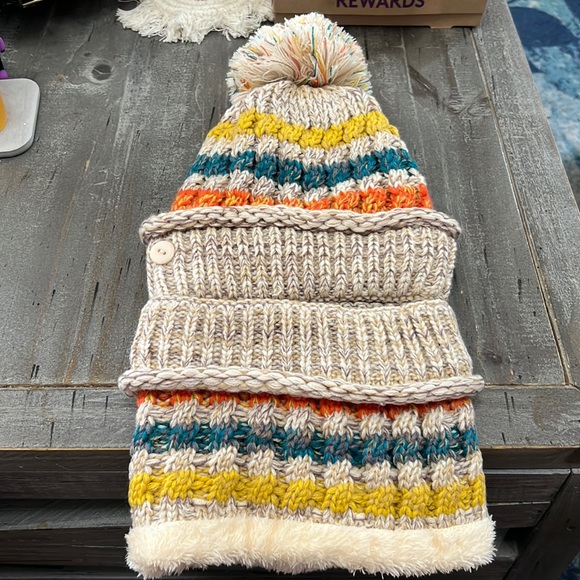 Beanie hat and matching neck warmer - Picture 1 of 4